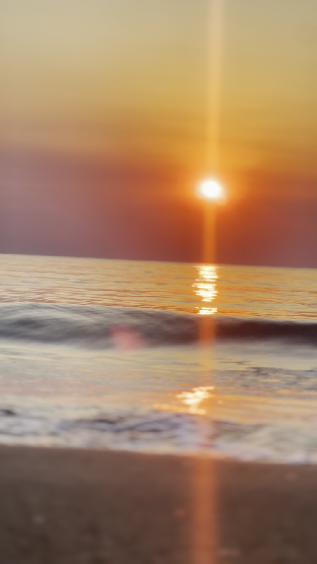 Il sole al tramonto sullo Ionio, visto dalla spiaggia di Crotone