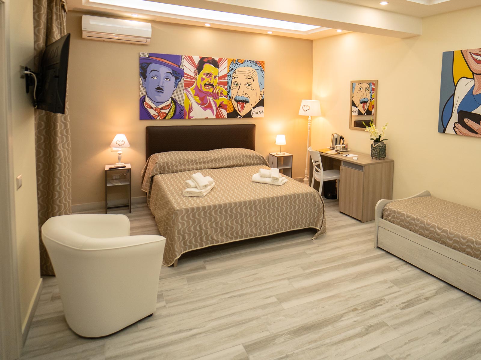 Una camera del B&B In Centro, con i quadri pop art alle pareti