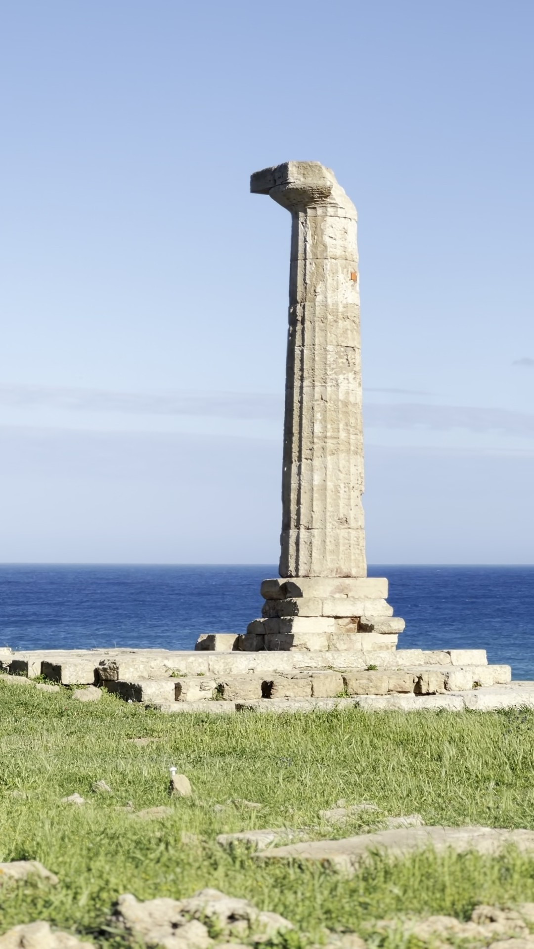 La colonna del tempio di Hera Lacinia a Capo Colonna, con lo Ionio sullo sfondo